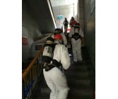 消防员背着消防空气呼吸器进行消防演习