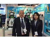 迪拜展会上与外国友人合影
