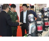 展会工作人员向来访客户讲解