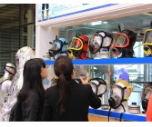 92届劳保展向客户讲解防毒面具